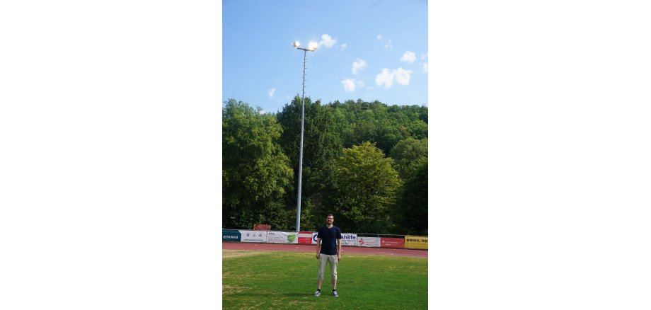 Helge Lippert begutachtet die neue Beleuchtung im Stadion Helge Lippert begutachtet die neue Beleuchtung im Stadion
