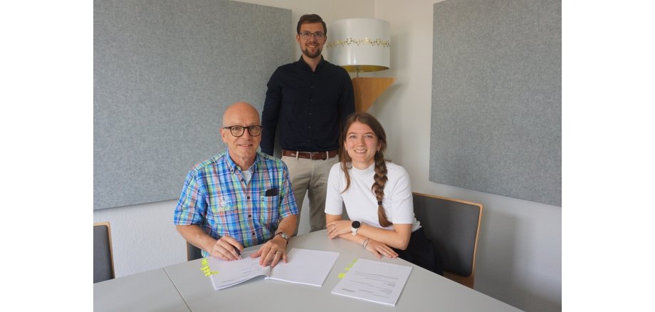 v.l.n.r.: Oberbürgermeister Dirk Meid, Klimaschutzmanager Helge Lippert und Lea Dorgeist von der Energie Kontor AG bei der Vertragunterzeichnung 3 Personen bei der Vertragsvereinbarung