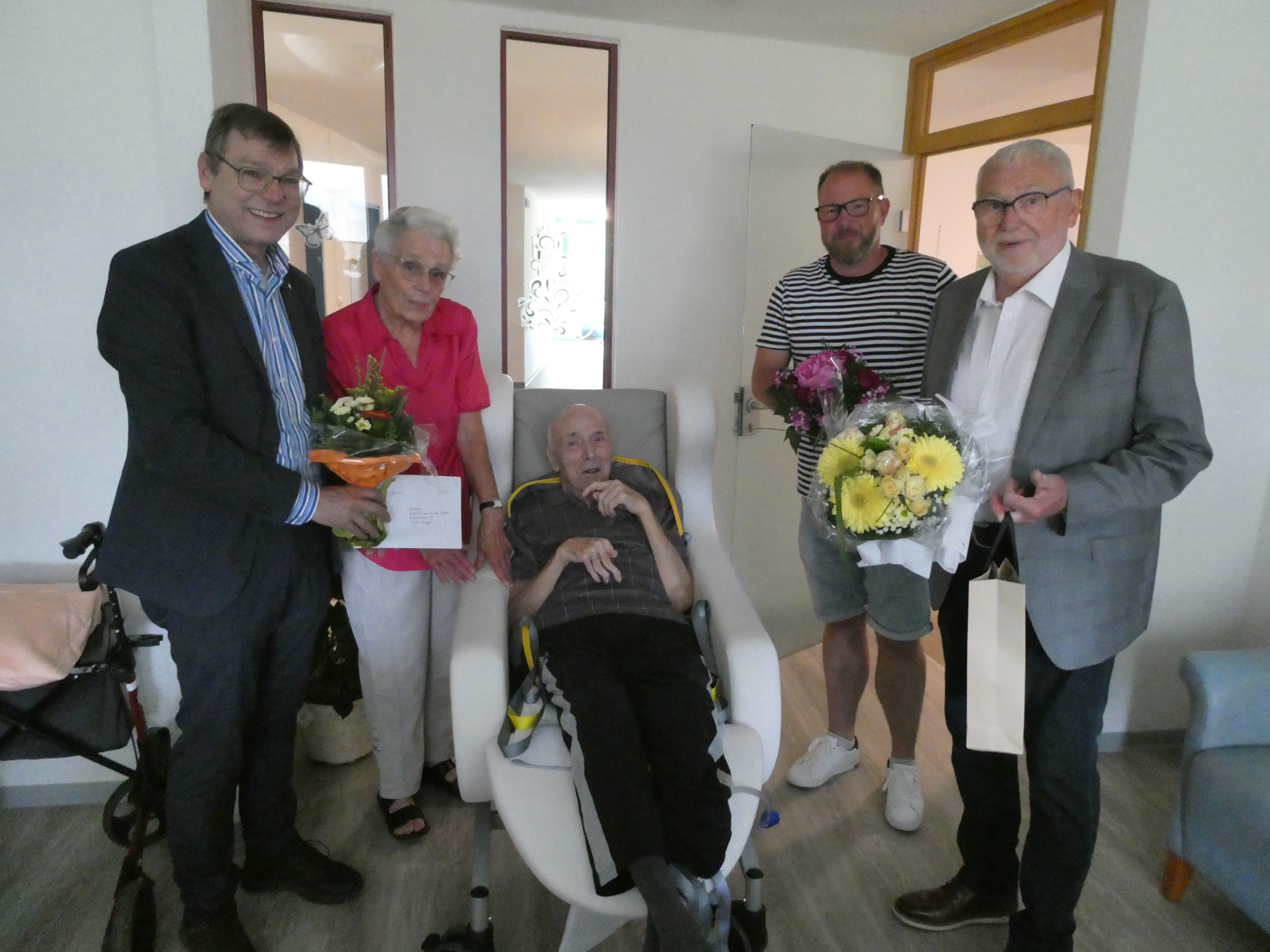 Thomas Schroeder, Angelika und Ewald Görgen, Sascha Flinsch und Siegmar Stenner stehen gemeinsam in einem Raum