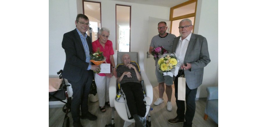v.l.n.r.: Thomas Schroeder, Angelika und Ewald Görgen, Sascha Flinsch und Siegmar Stenner Thomas Schroeder, Angelika und Ewald Görgen, Sascha Flinsch und Siegmar Stenner stehen gemeinsam in einem Raum