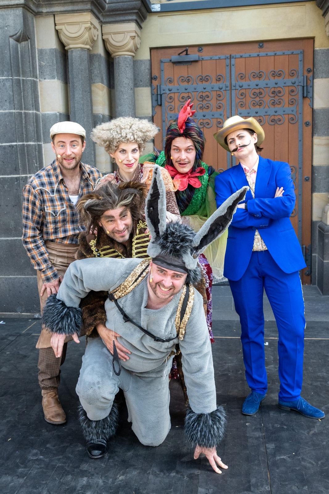 Sechs Schauspieler der Burgfestpiele stehen in ihren Kostümen auf der Bühne