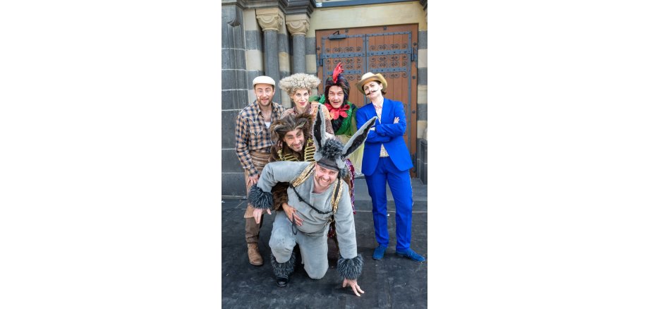 Die Stadtbücherei lädt am 27. Juni zu einer Lesung „Die Bremer Stadtmusikanten“ ein Sechs Schauspieler der Burgfestpiele stehen in ihren Kostümen auf der Bühne