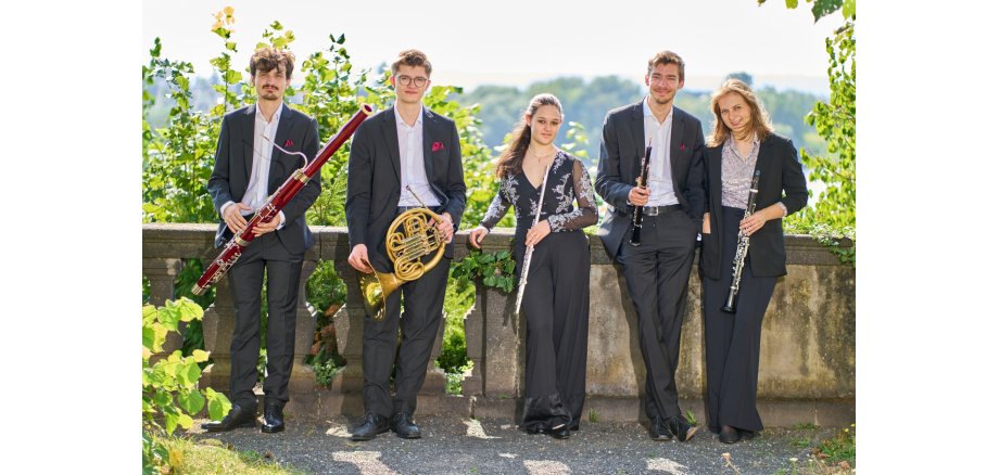 Ensemble Quinton ist beim Klassikkonzert vertreten Ensemble Quinton steht draußen. Fünf Personen die jeweils ein Instrument in der Hand halten