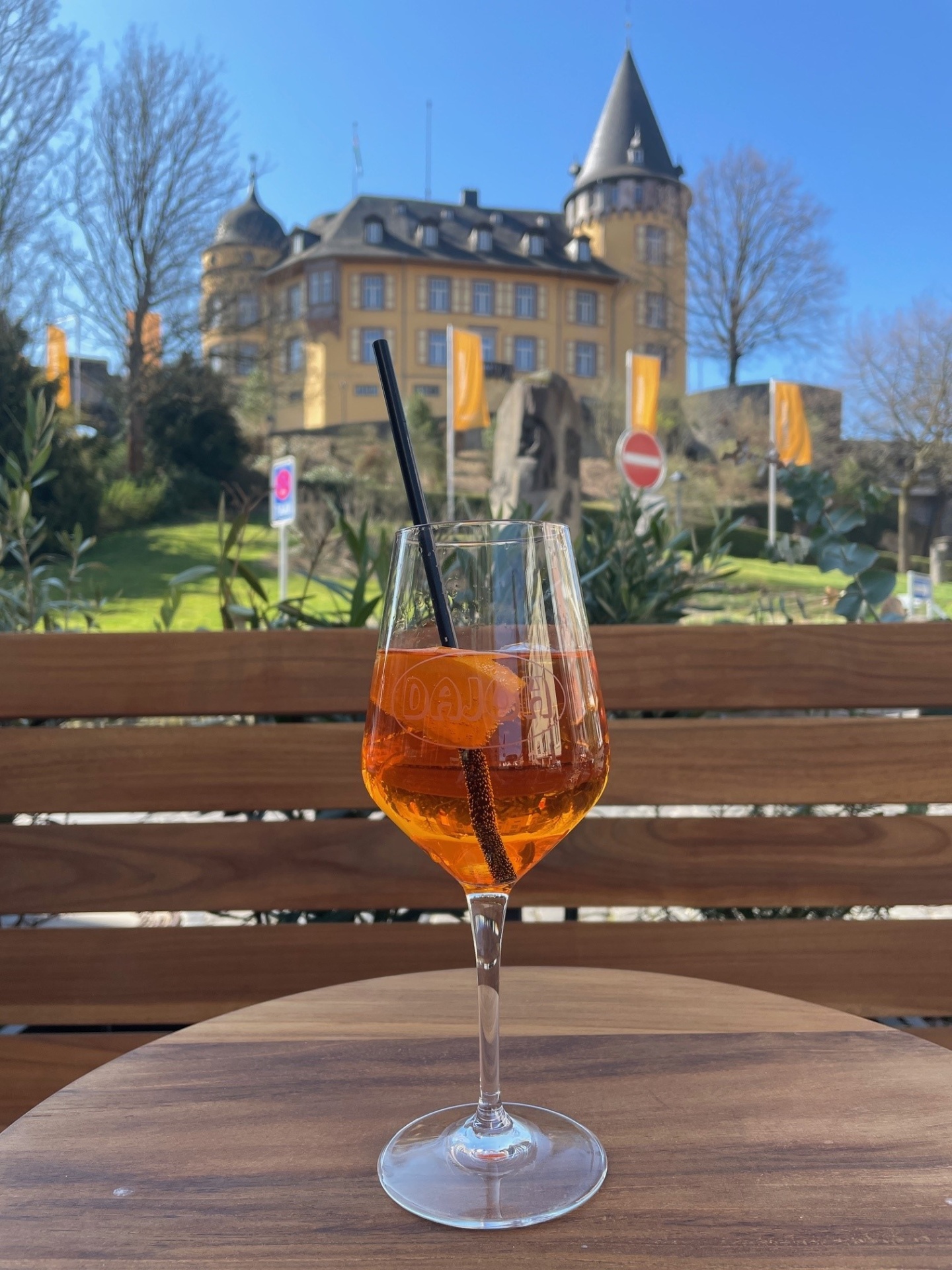 Ein gefülltes Glas vor der Burgkulisse