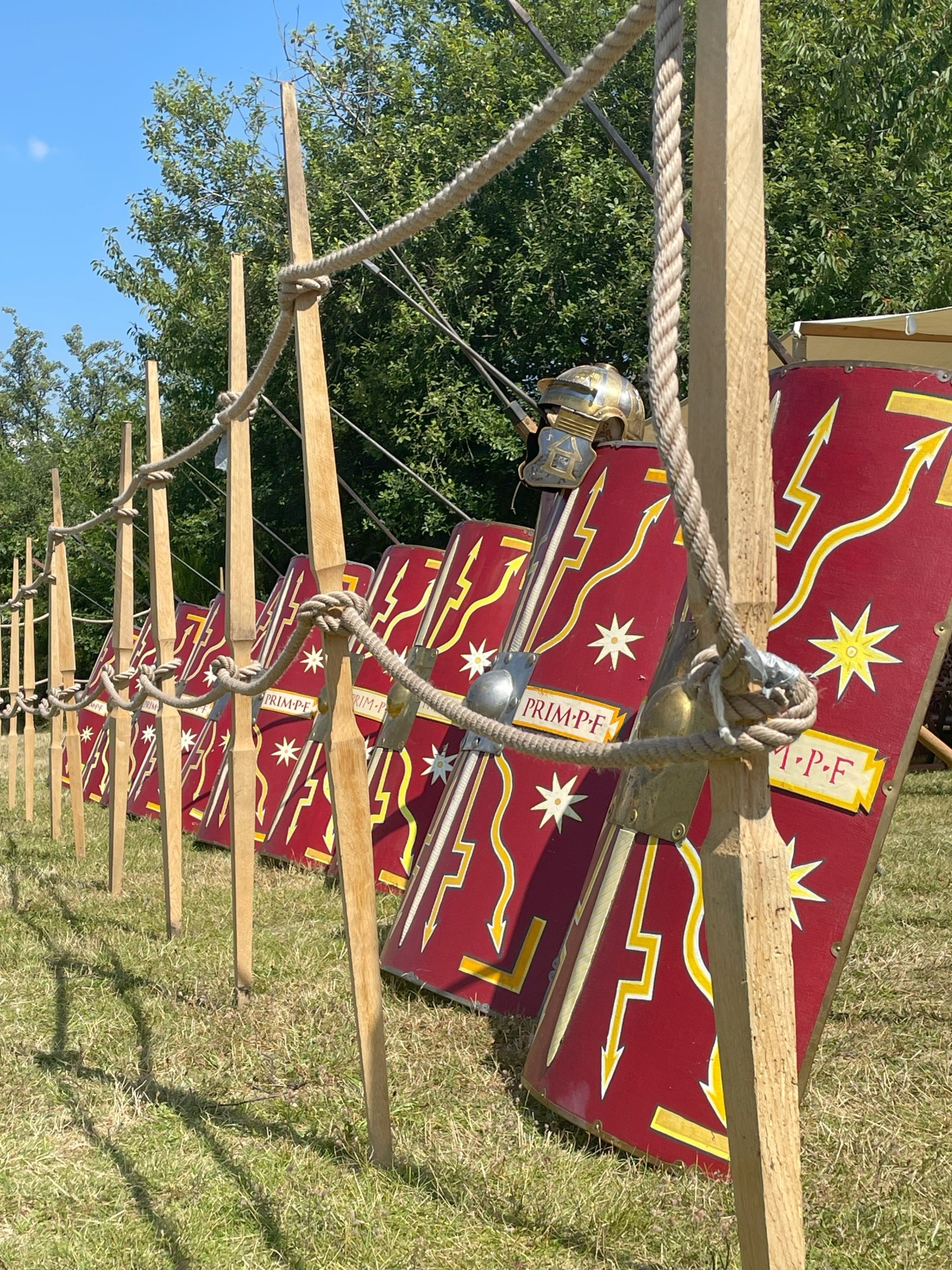 Römische Schilder zur Abwehr stehen auf einer Wiese