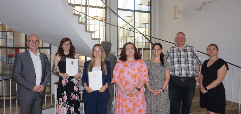 v.l.n.r.: Oberbürgermeister Dirk Meid, Jana Kohnz, Carolin Stephani, Angelina Badak, Büroleiterin Jasmin Alter, Personalratsvorsitzender Wolfgang Goeken und Gleichstellungsbeauftragte Janine Pitzen Oberbürgermeister Dirk Meid, Jana Kohnz, Carolin Stephani, Angelina Badak, Büroleiterin Jasmin Alter, Personalratsvorsitzender Wolfgang Goeken und Gleichstellungsbeauftragte Janine Pitzen stehen gemeinsam im Vorraum der Stadtverwaltung