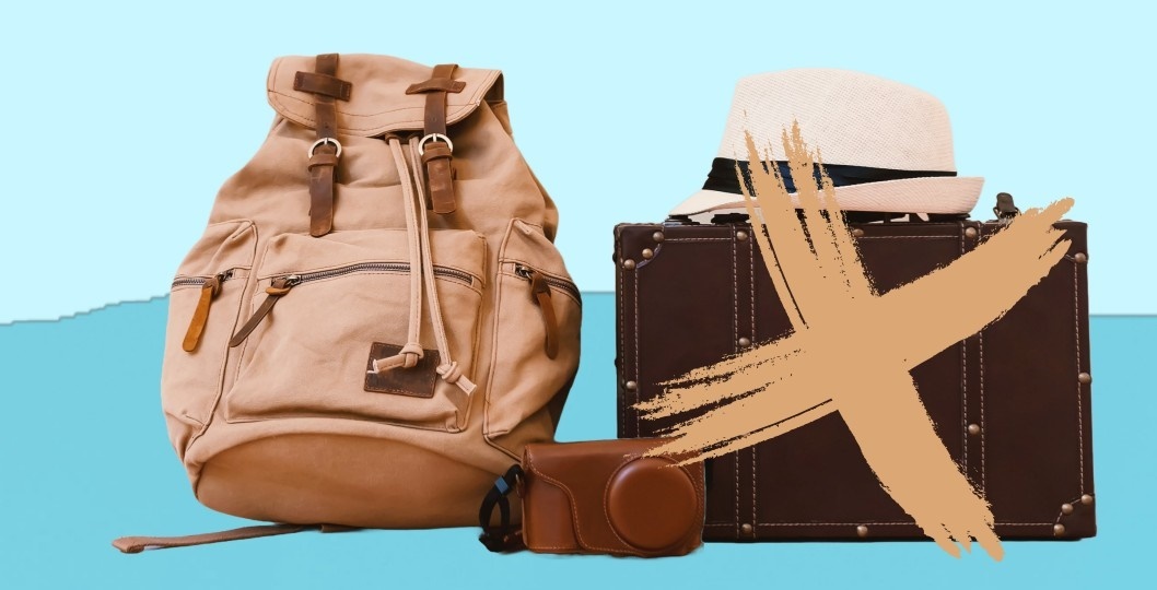 Ein Koffer und ein Rucksack vor blauem Hintergrund