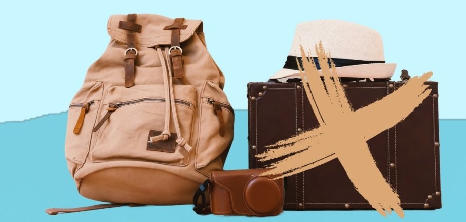 Urlaub ohne Koffer – am 14., 16. und 18. September Ein Koffer und ein Rucksack vor blauem Hintergrund