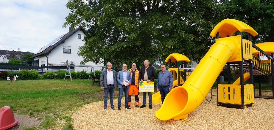 v.l.n.r.: Ortsvorsteher Lothar Geisen, Oberbürgermeister Dir Meid, Spielplatzprüfer Stefan Schneider, 1. Vorsitzender Michael Schmitt und Bereichsleiter Horst Helmes Ortsvorsteher Lothar Geisen, Oberbürgermeister Dir Meid, Spielplatzprüfer Stefan Schneider, 1. Vorsitzender Michael Schmitt und Bereichsleiter Horst Helmes stehen in Alzheim auf dem Kinderspielplatz vor einem Klettergerüst