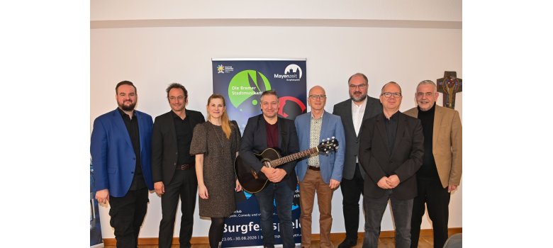 „Heimat! Los!“ – Mit diesem Leitgedanken präsentieren die Verantwortlichen die Burgfestspiele 2026 und schlagen eine Brücke zwischen Tradition und Aufbruch Mehrere Menschen stehen vor dem Burgfestspiel Roll-Up