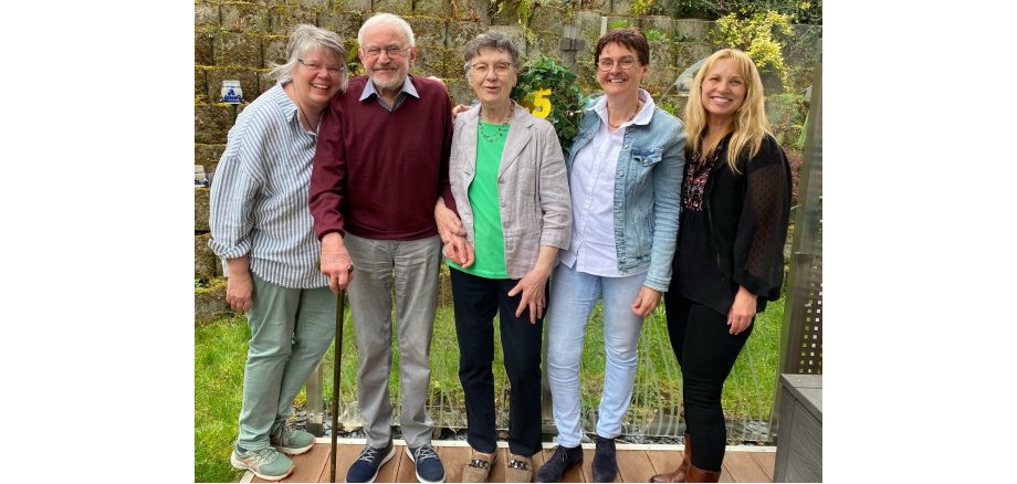 Beigeordnete Natascha Lentes (rechts) gratulierte dem Ehepaar Haupt zur eisernen Hochzeit Fünf Personen stehen nebeneinander in einem Garten
