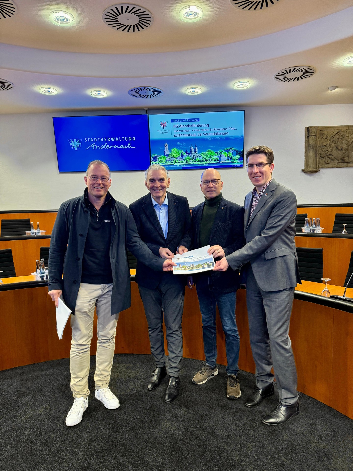 Bürgermeister Jörg Lempertz, VG Mendig; Bürgermeister Claus Peitz, Stadt Andernach; Oberbürgermeister Dirk Meid, Stadt Mayen; Bürgermeister Sebastian Busch, VG Pellenz stehen nebeneinander.