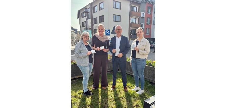 Oberbürgermeister Dirk Meid steht gemeinsam mit drei Kolleginnen vor der Stadtverwaltung
