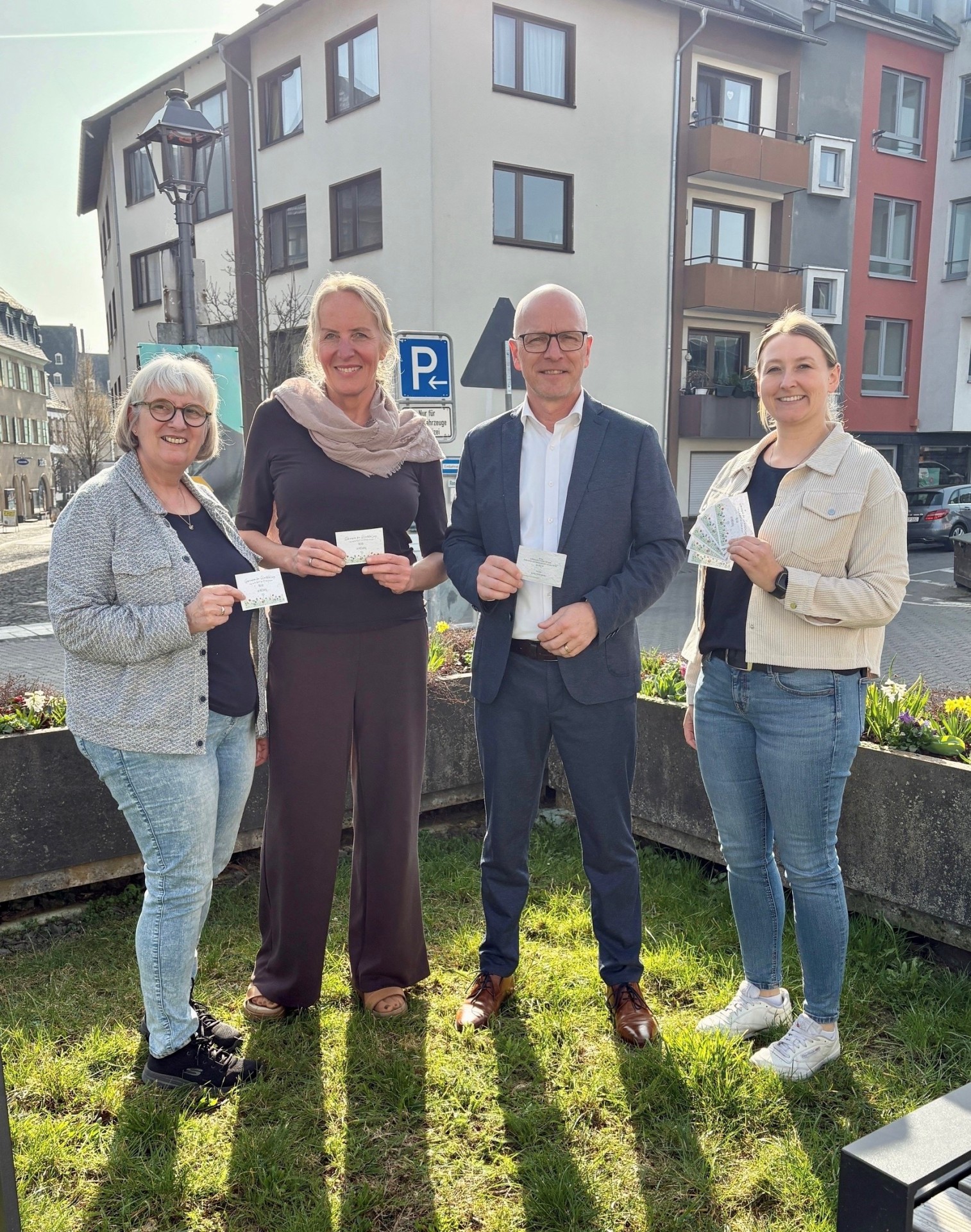 Oberbürgermeister Dirk Meid steht gemeinsam mit drei Kolleginnen vor der Stadtverwaltung