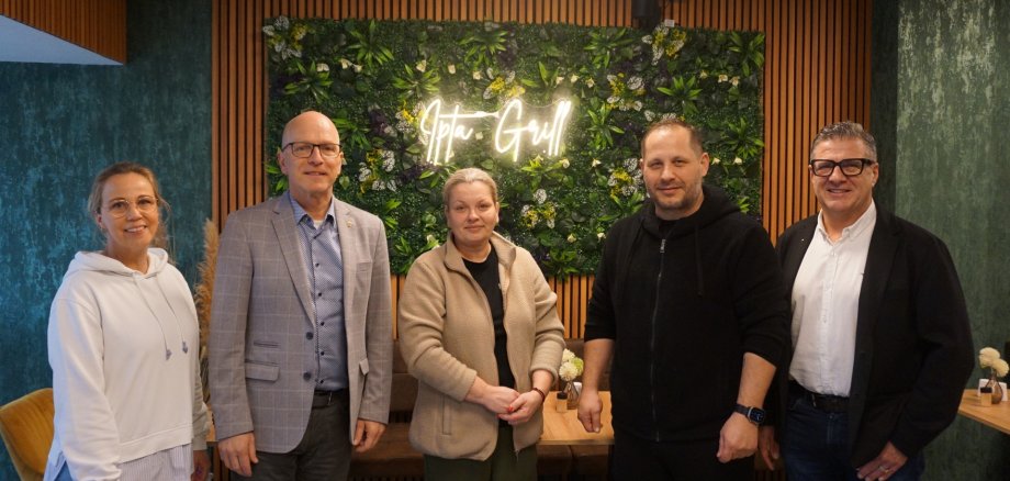 5 Personen im Restaurant