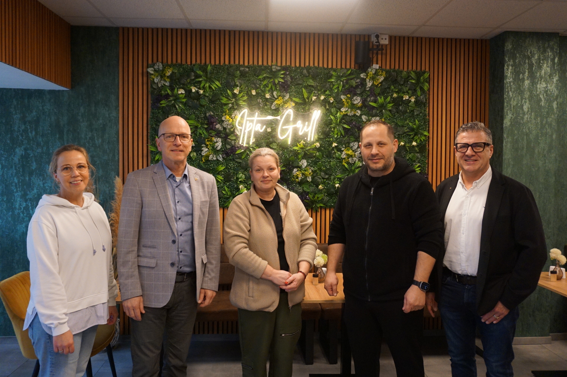 5 Personen im Restaurant