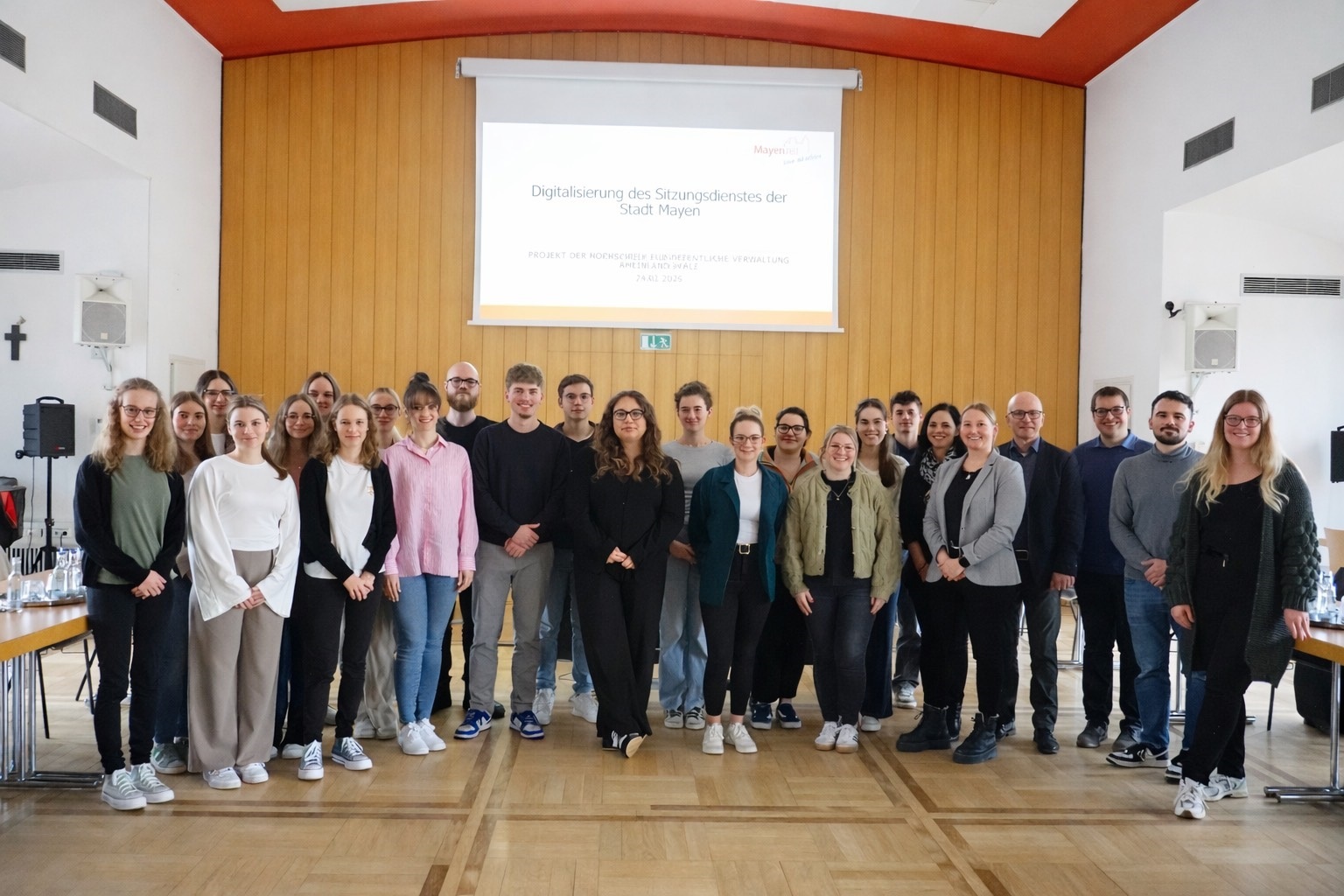 Die Schülerinnen und Schüler stehen gemeinsam mit Mitarbeiter der Stadtverwaltung und dem Oberbürgermeister im Sitzungssaal