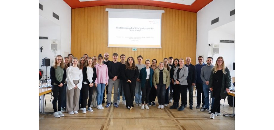 Zahlreiche Informationen erhielten die Schülerinnen und Schüler über die digitale Gremienarbeit bei der Stadt Mayen Die Schülerinnen und Schüler stehen gemeinsam mit Mitarbeiter der Stadtverwaltung und dem Oberbürgermeister im Sitzungssaal