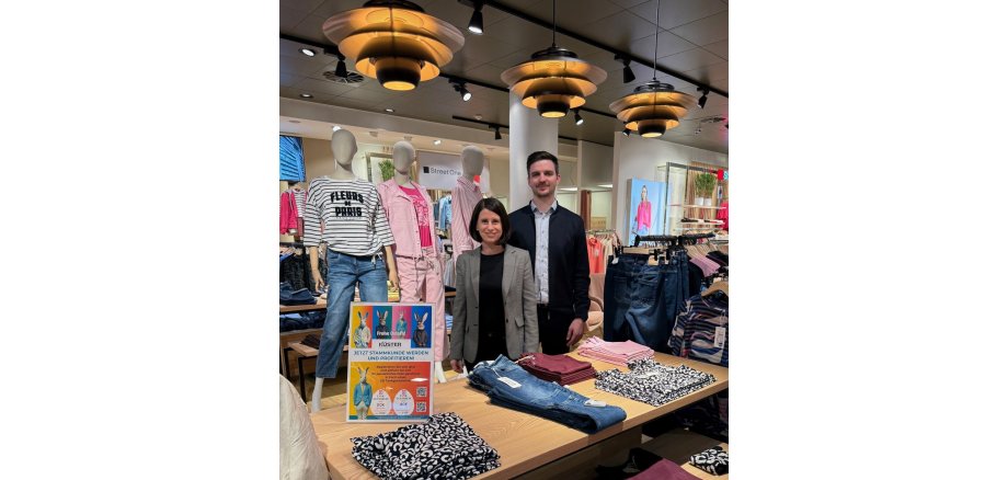 Geschäftsleiter Jonas Bretschneider und Christina Wolff von der Wirtschaftsförderung stehen im Küster