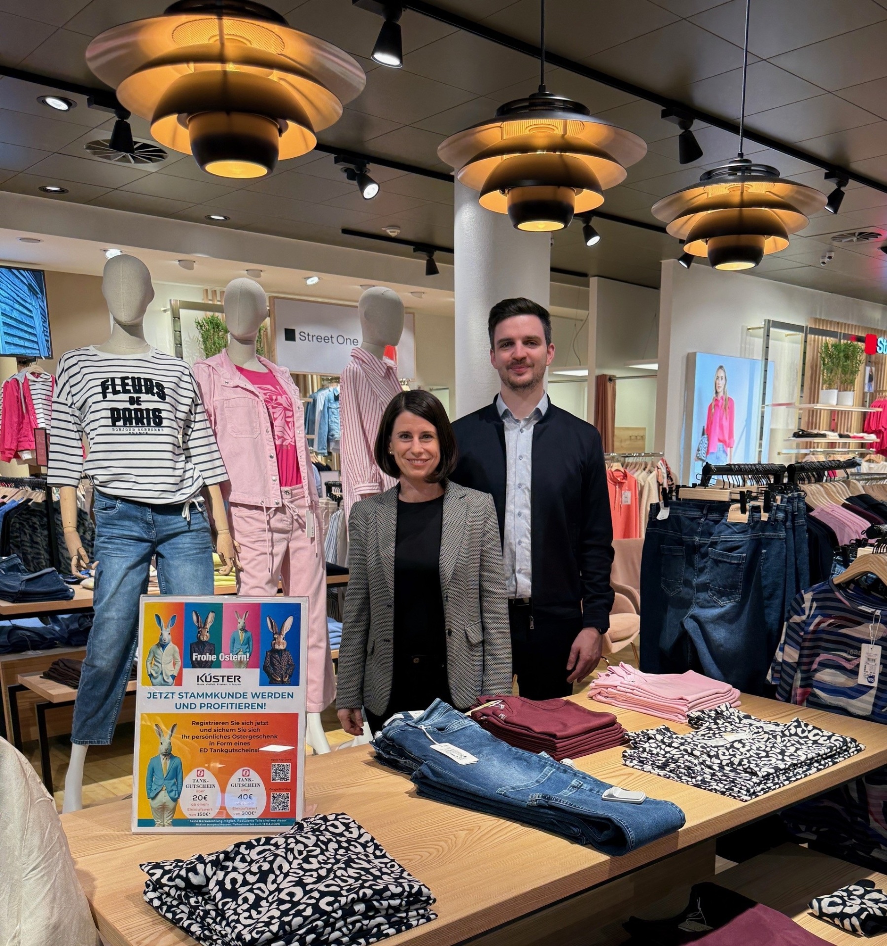 Geschäftsleiter Jonas Bretschneider und Christina Wolff von der Wirtschaftsförderung stehen im Küster