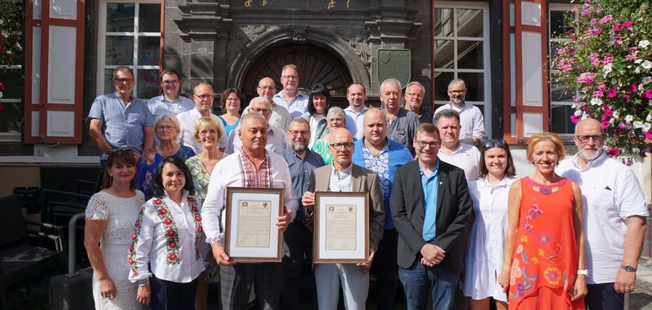 Viele Menschen mit Urkunde vor dem Alten Rathaus