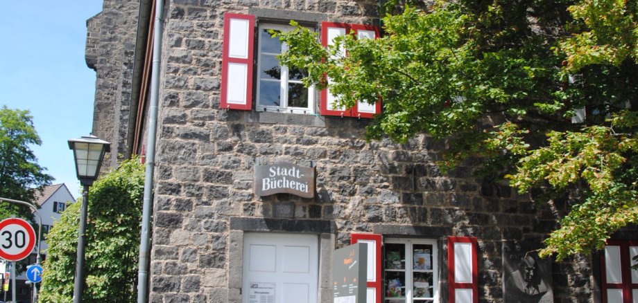 Dank Onleihe können Leser*Innen neben den 15.000 Medien in der Stadtbücherei Mayen im Theodore-Dreiser-Haus noch unzählige weitere E-Books, Hörbücher, Zeitungen und vieles mehr ausleihen Die Außenfassade vom historischen Theodore-Dreiser-Haus