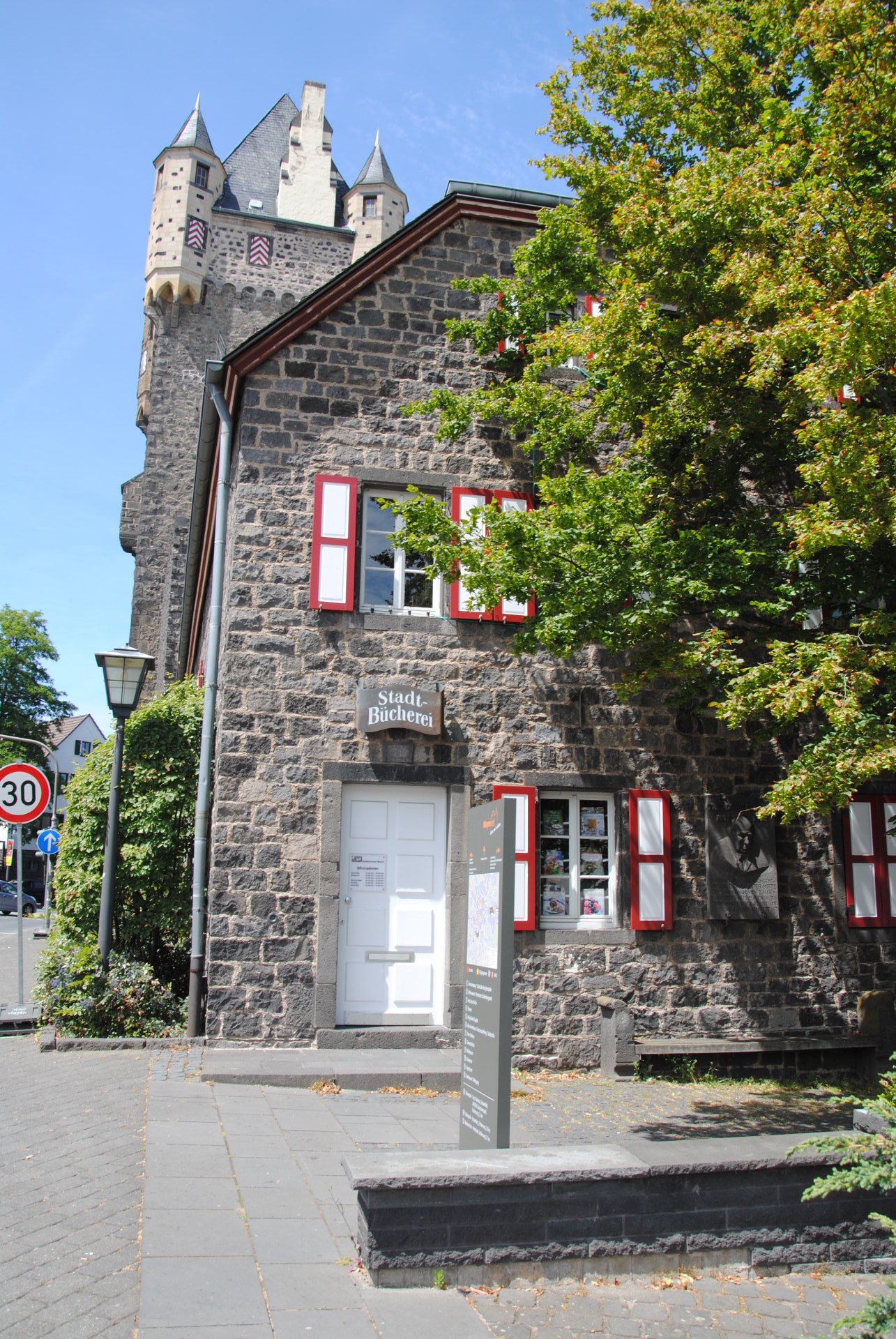 Die Außenfassade vom historischen Theodore-Dreiser-Haus