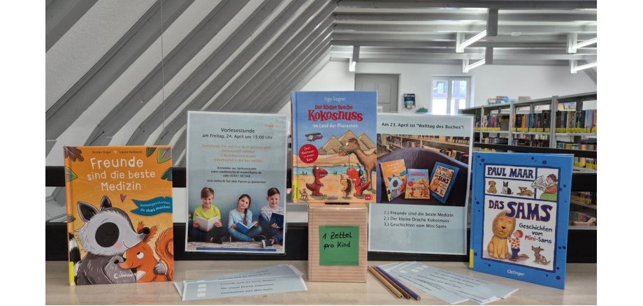 Am 24. April findet die nächste Vorlesestunde in der Stadtbücherei Mayen statt Viele bunte Kinderbücher stehen in der Bücherei auf einem Regal