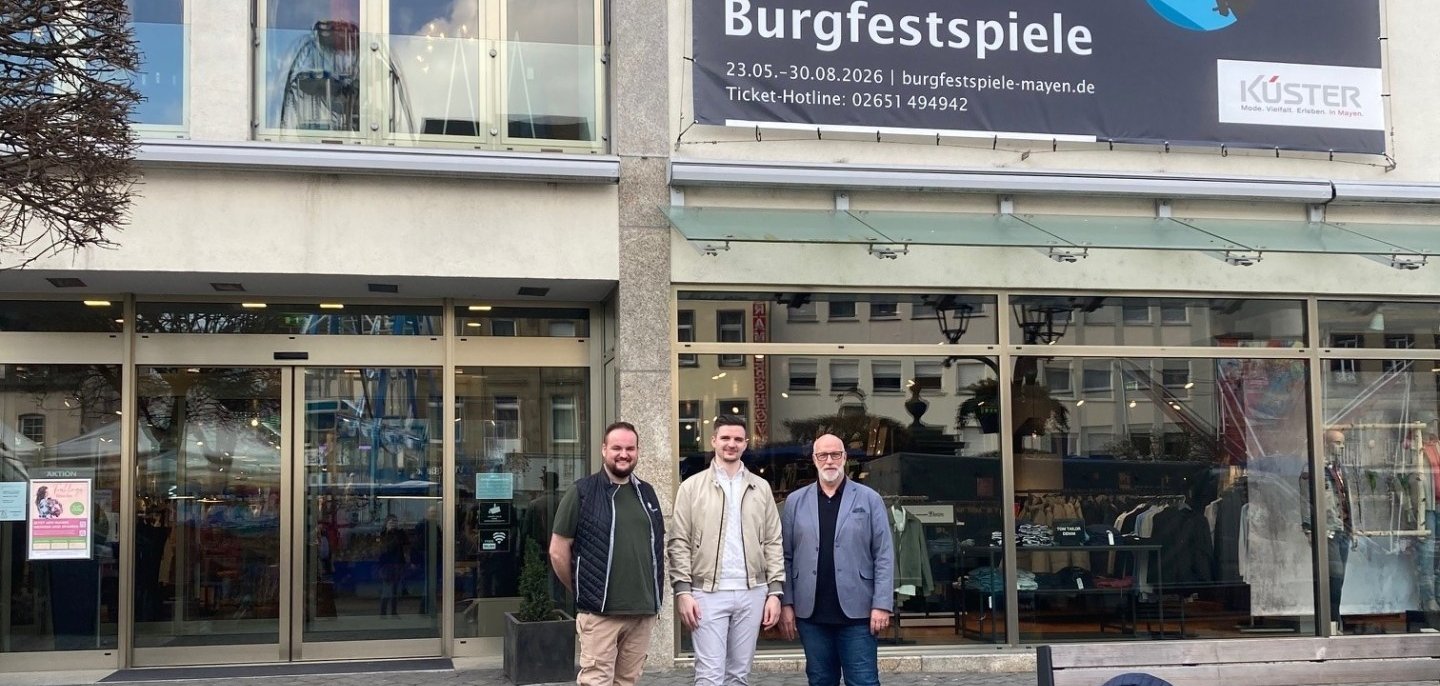 Werbebanner für die Burgfestspiele 2026 am Gebäude von Küster