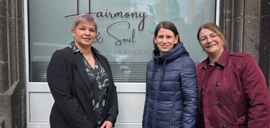 v.l.n.r.: Nina Adendorf, Christina Wolff (Wirtschaftsförderung), Linda Greger (My-Gemeinschaft) Nina Adendorf, Christina Wolff (Wirtschaftsförderung), Linda Greger (My-Gemeinschaft) stehen vor dem Schaufenster von Hairmony & Soul