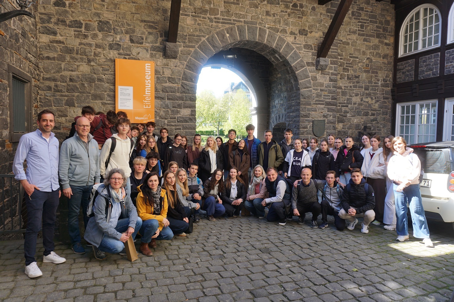 Viele Menschen stehen draußen vor dem Eifelmuseum