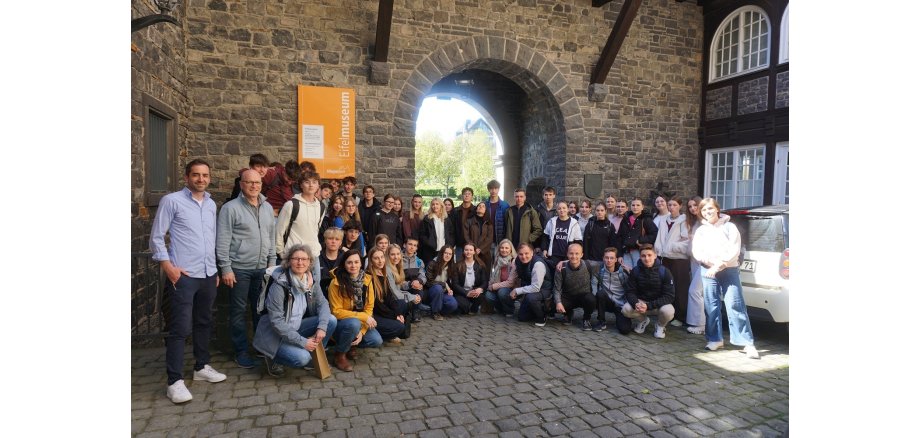 Viele Menschen stehen draußen vor dem Eifelmuseum