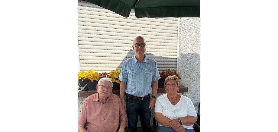 Oberbürgermeister Dirk Meid (Mitte) mit Anita und Gerd Bellinghausen Zwei Männer und eine Frau stehen für ein Foto zusammen