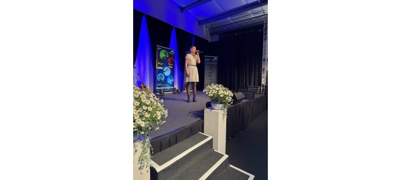 Rosaly Oberste-Beulmann singt auf der Bühne
