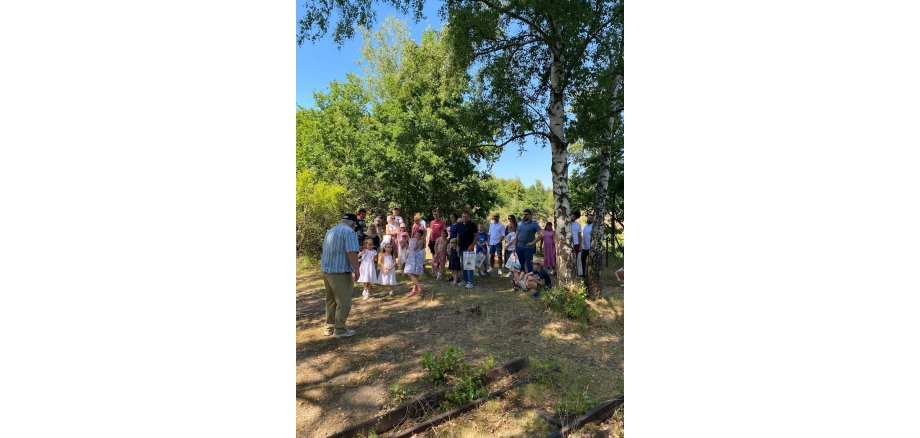 Spannenden Einblicke in den Erlebniswelten Grubenfeld bieten die offenen Führungen am ersten Sonntag im Monat Eine Gruppe Besucher hört gespannt bei einer Führung zu