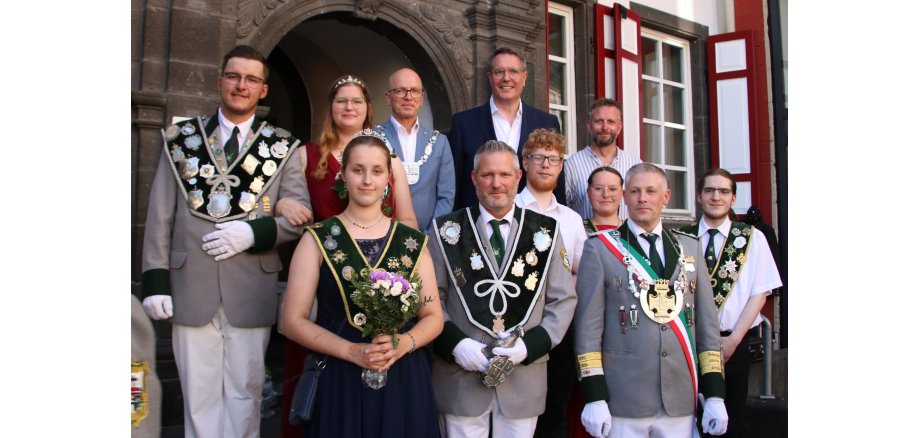 Schützen stehen gemeinsam mit Oberbürgermeister Dirk Meid, Landrat Marko Boos und Ministerpräsident Alexander Schweitzer stehen gemeinsam auf der Treppe vor dem Alten Rathaus