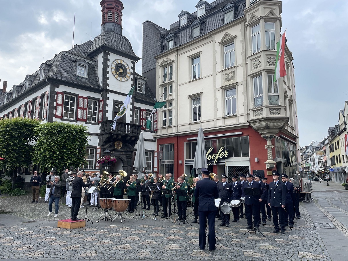 Die Schützen stehen versammelt vor dem Alten Rathaus
