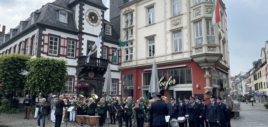 Das Schützenständchen vor dem Alten Rathaus ist immer ein besonderer Teil des Schützenfestes der St. Sebastianus Schützengesellschaft 1280 e.V. Die Schützen stehen versammelt vor dem Alten Rathaus