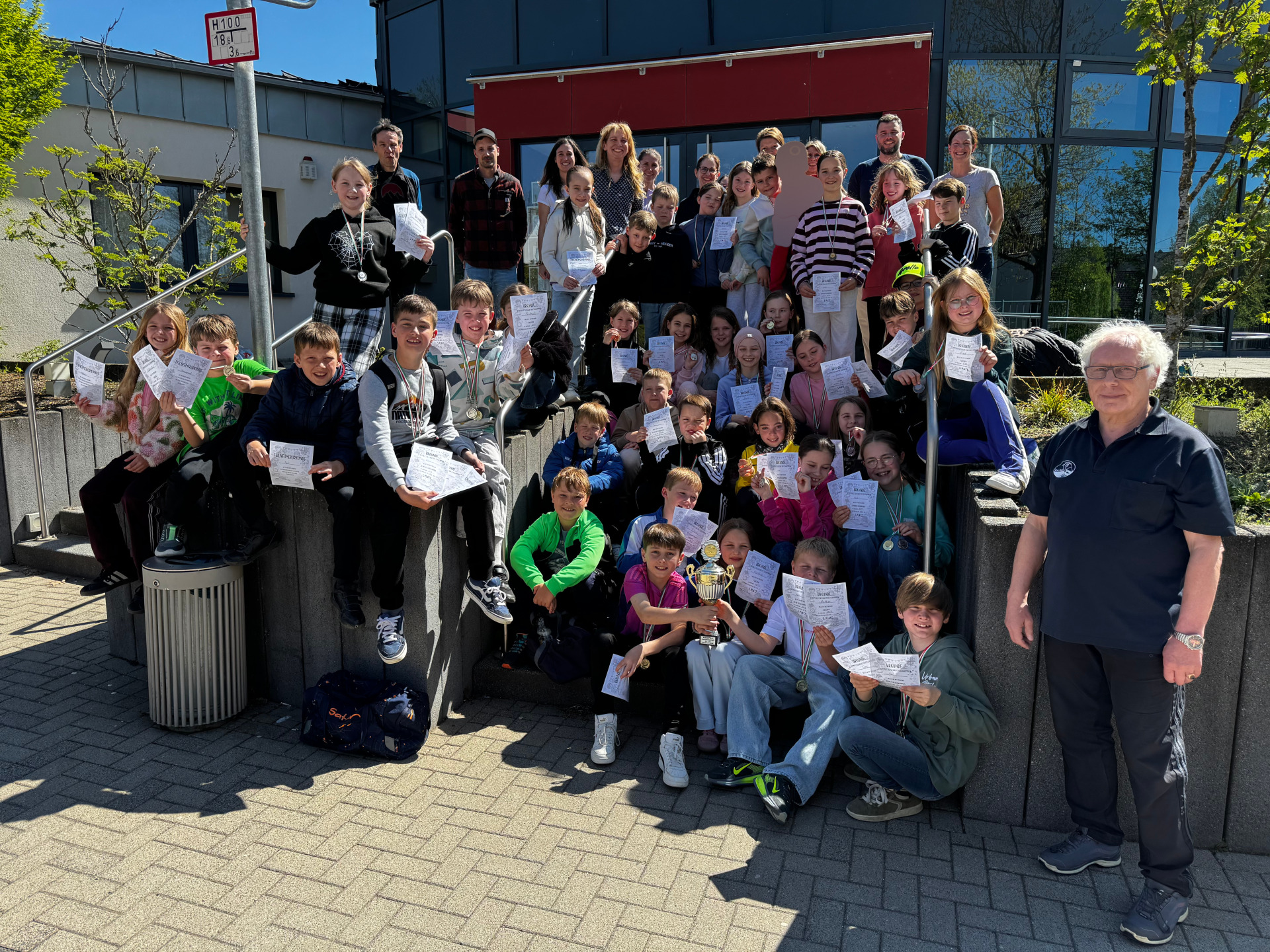 Viele Kinder und erwachsene stehen vor dem Nettebad.
