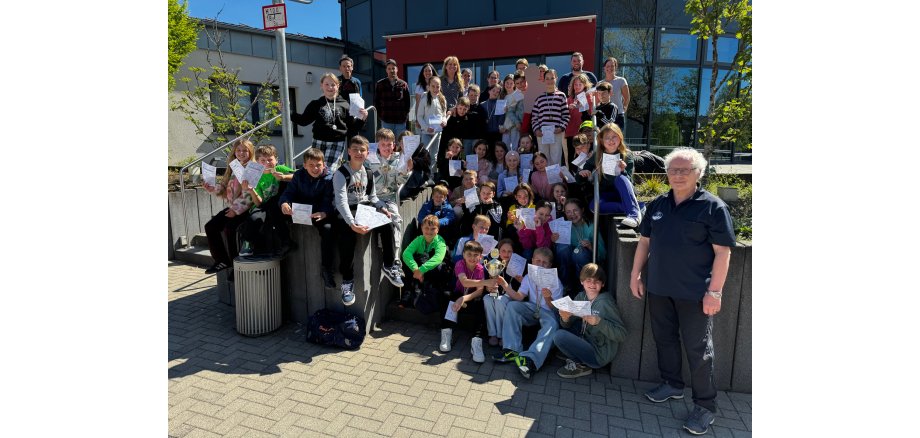 Viele Kinder und erwachsene stehen vor dem Nettebad.