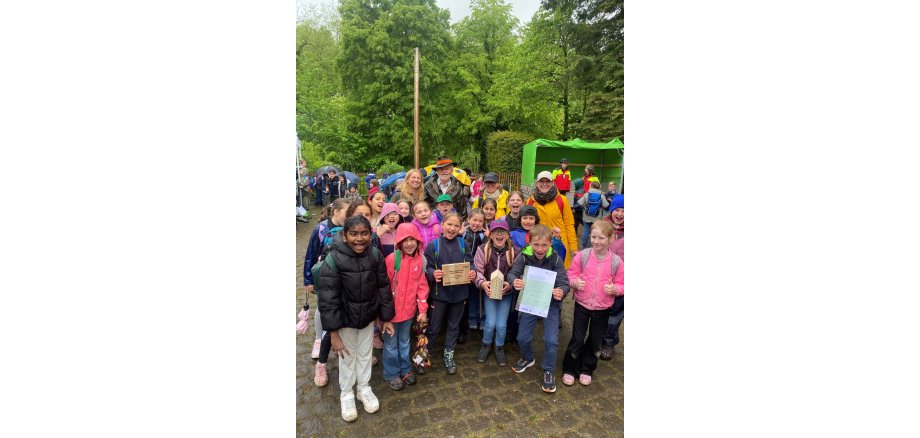 Die Klasse 3a der St. Clemens Schule zusammen mit den Lehrkräften und der Beigeordneten Natascha Lentes