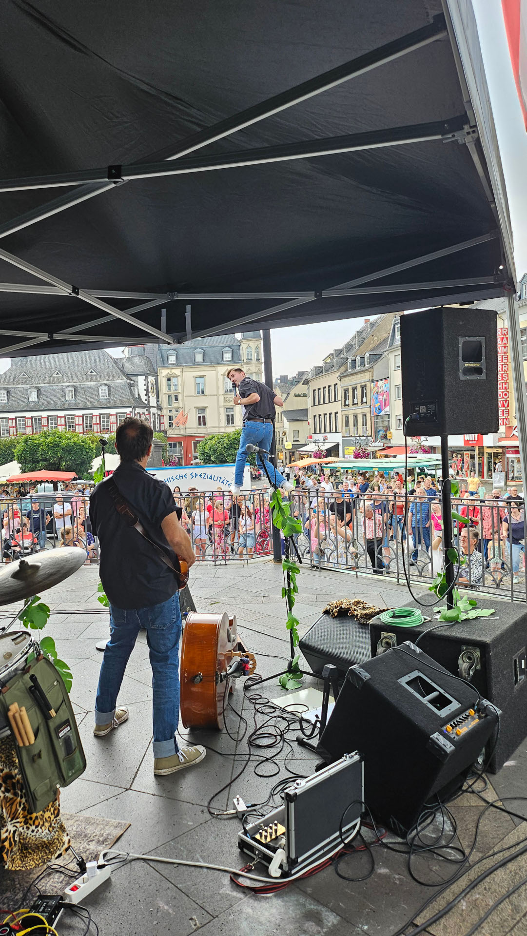 Eine Band spielt auf dem Marktplatz