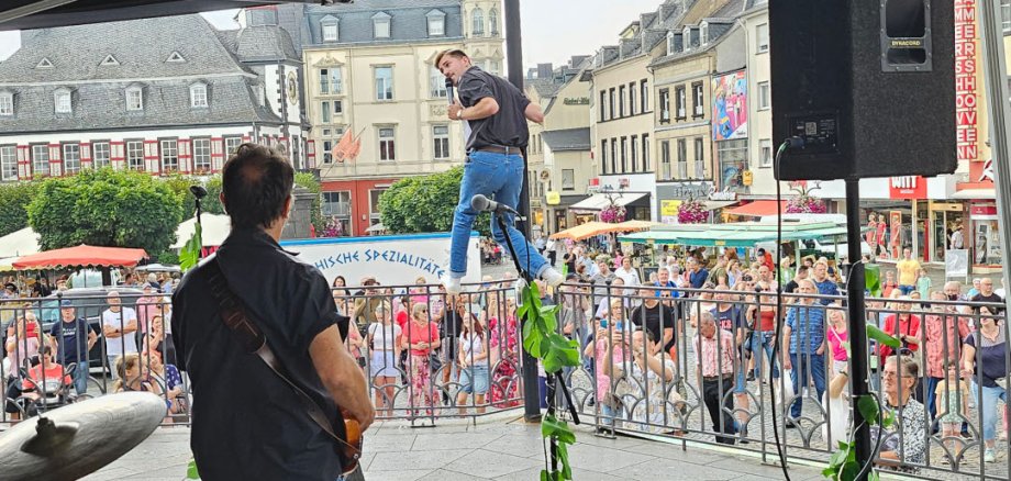 Eine Band spielt auf dem Marktplatz