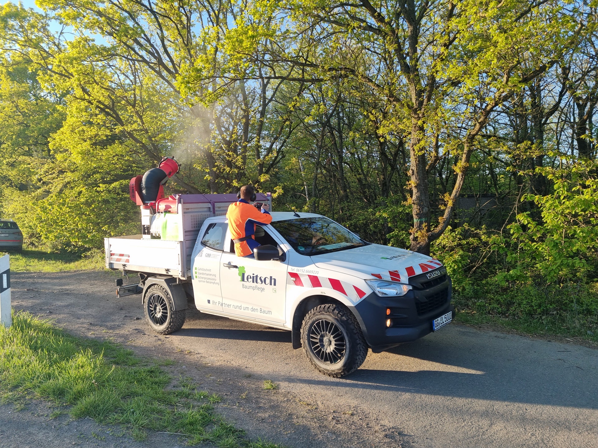 Lastwagen des Betriebshofs steht vor Bäumen