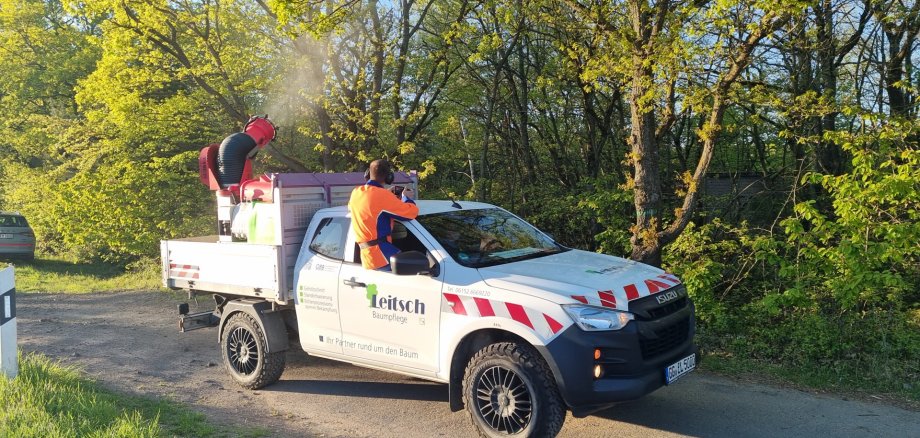 Lastwagen des Betriebshofs steht vor Bäumen