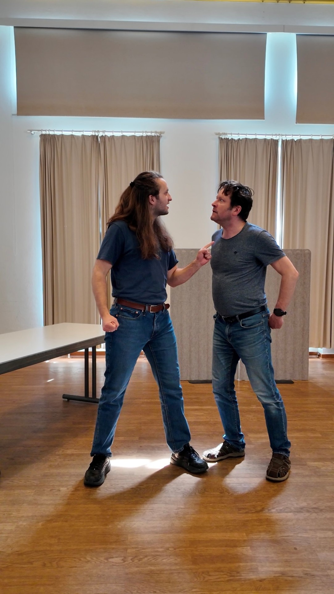 Zwei Personen bei einer Theaterprobe