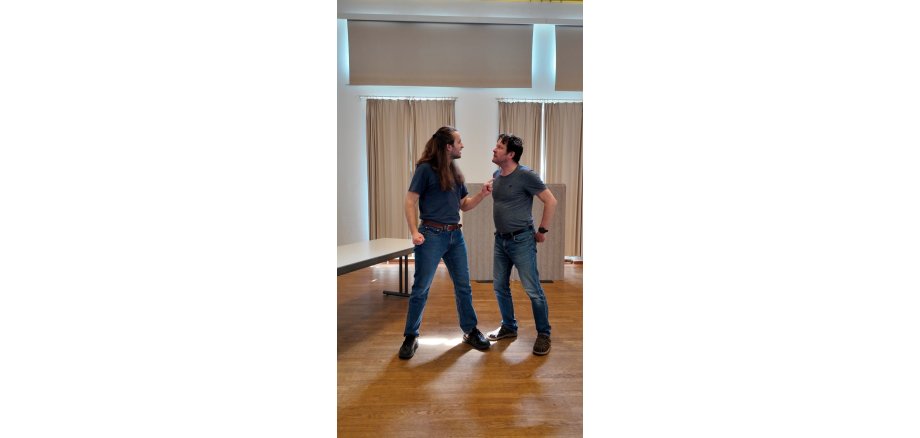 Die Proben zum Stück „Die Zauberflöre“ sind in vollem Gange Zwei Personen bei einer Theaterprobe