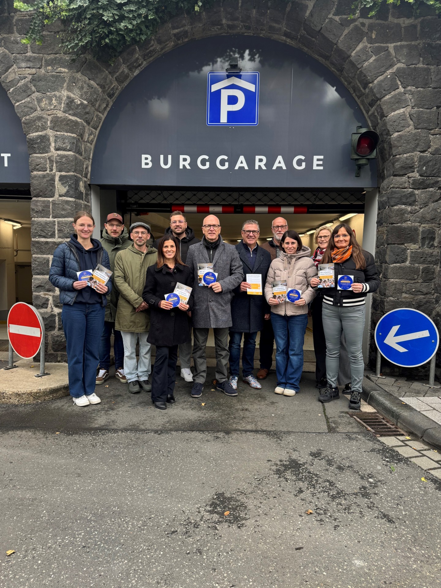 Einige Personen vor der Burggarage