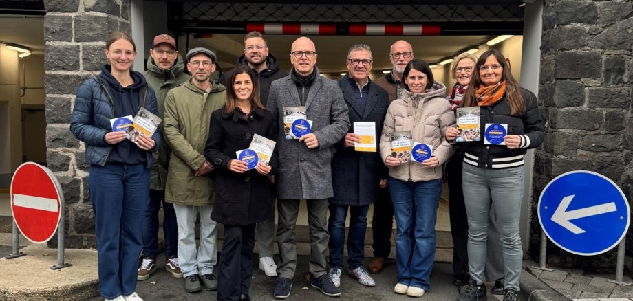 Vertreter der MY-Gemeinschaft, der Brückengemeinschaft, der Stadtwerke und der Stadt Mayen Einige Personen vor der Burggarage