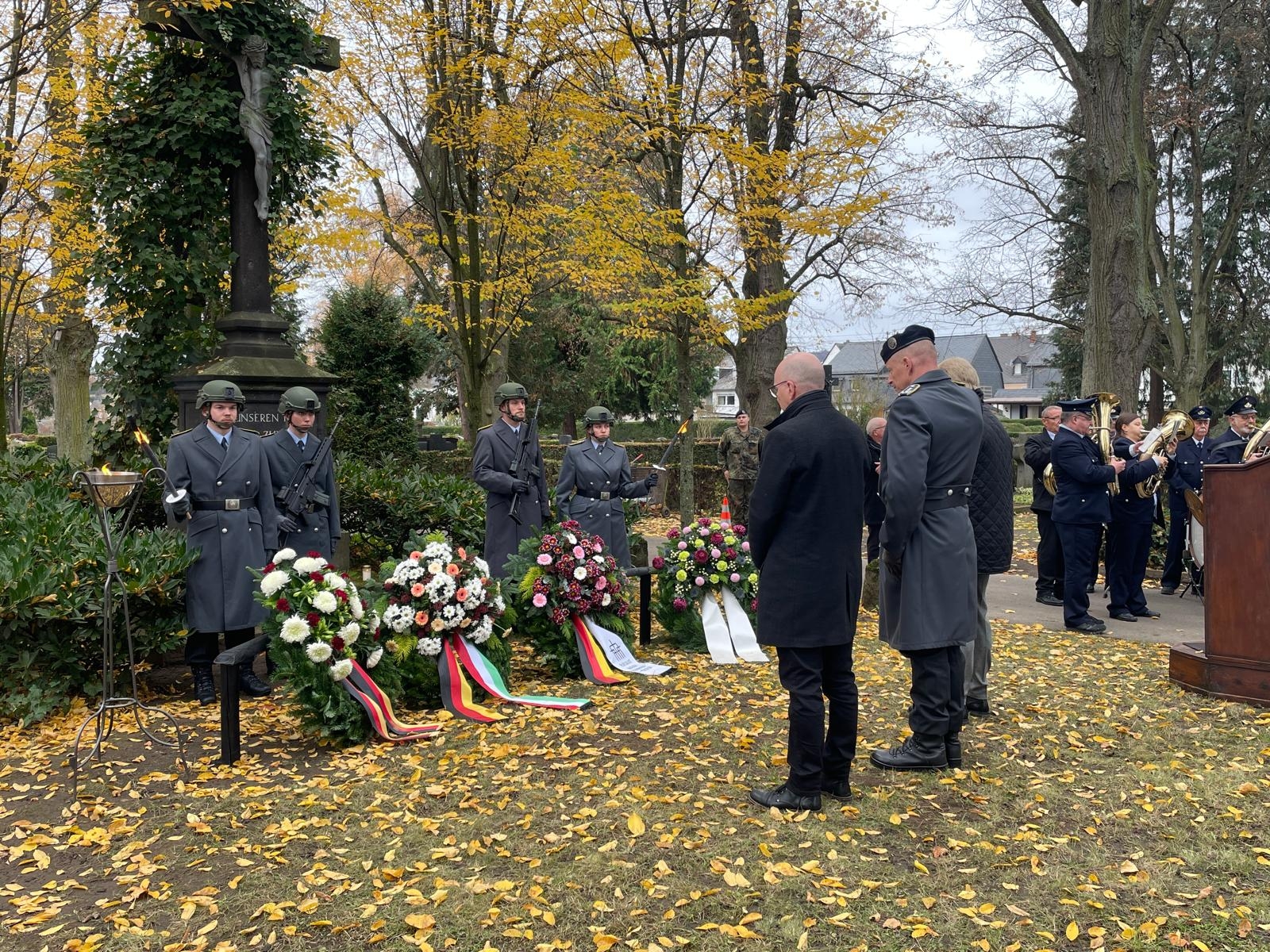 Gedenkstunde vor dem Hochkreuz mit mehreren Personen
